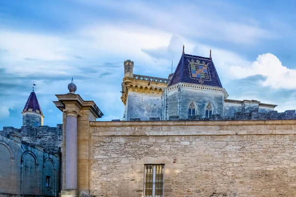 乌兹在法国 古老的正面在历史中心 瓷砖屋顶的城堡 — 图库照片