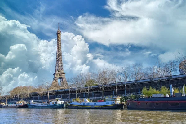 パリエッフェル塔 セーヌ川の屋形船 — ストック写真