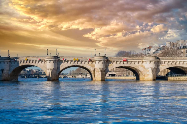 Paryż Pont Neuf Nad Sekwaną Typowy Widok — Zdjęcie stockowe