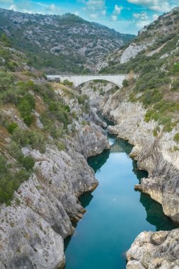 Herault Bölümü 'ndeki Şeytan Köprüsü, Fransa' nın turistik simgesi.