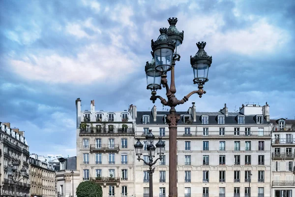 古代建筑 典型的带有灯柱的巴黎立面 — 图库照片