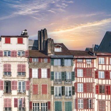 Bayonne Bask parasıyla, tipik ön cepheler ve Nive nehri üzerindeki köprü.