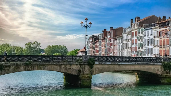 Bayonne Betalar Baskiska Typiska Fasader Och Bro Floden Nive Stockbild