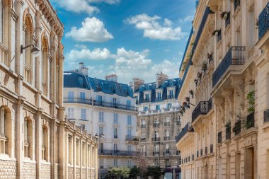 Paris, lüks bir mahalledeki güzel binalar. 17. bölge, tipik Haussmann cephesi.