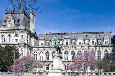 Paris, belediye binası, kiraz ağaçları çiçek açıyor.