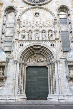 İtalya 'daki Como, tarihi merkezdeki Santa Maria Assunta katedrali.