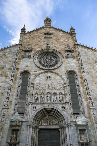 İtalya 'daki Como, tarihi merkezdeki Santa Maria Assunta katedrali.