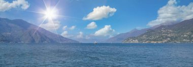 İtalya 'daki Como Gölü, arkasında dağlar olan bir tekne.