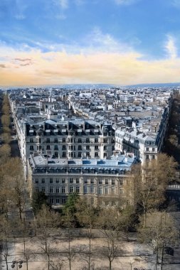 Paris, güzel Haussmann cepheleri ve çatıları başkentin lüks bir bölgesinde zafer kemerinden görünüyor.