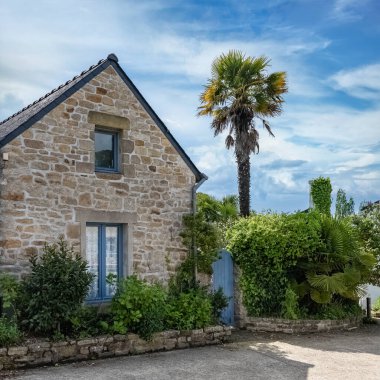 Brittany, Morbihan körfezindeki Ile aux Moines adası, küçük bir sokak ve köydeki güzel evler.