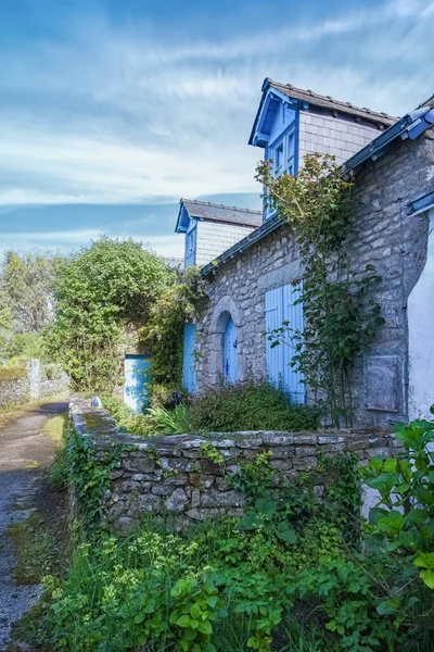 Brittany, Morbihan körfezindeki Ile aux Moines adası, küçük bir sokak ve köydeki güzel evler.