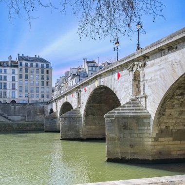 Paris, ile saint-louis ve quai de Bourbon, Pont-Marie köprüsü, güzel antik binalar