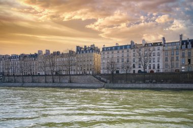 Paris, ile saint-louis ve quai de Bourbon, Seine 'de, güzel antik binalar
