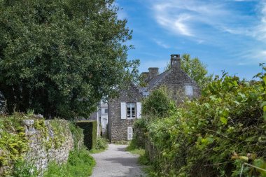 Brittany, Morbihan körfezindeki Ile aux Moines adası, küçük bir sokak ve köydeki güzel evler.