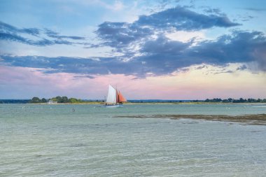Ile-aux-Moines adasında eski bir yelkenli gemisi, Morbihan körfezinde güzel bir deniz manzarası, Brittany