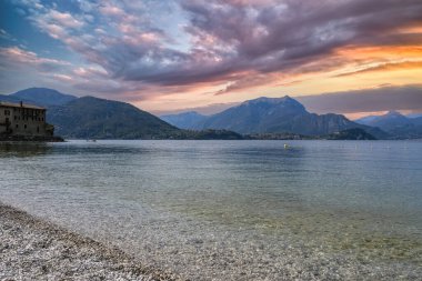 İtalya 'da Como Gölü, Lecco manzaralı, Bellagio ve arka planda dağlar.