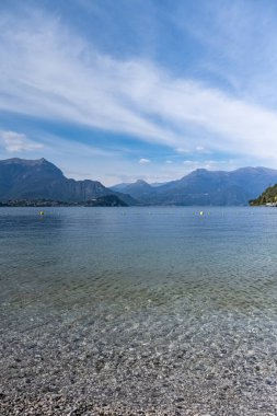 İtalya 'da Como Gölü, Lecco manzaralı, Bellagio ve arka planda dağlar.
