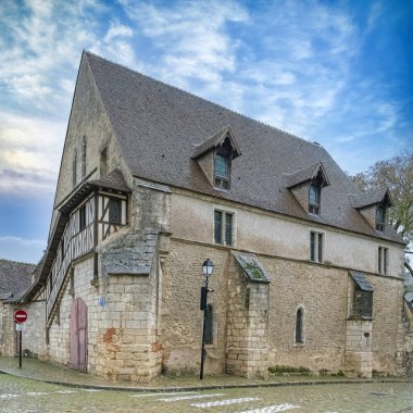 Bourges, Fransa 'da ortaçağ şehri, tarihi merkezde eski evler.