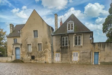 Bourges, Fransa 'da ortaçağ şehri, tarihi merkezde eski evler.