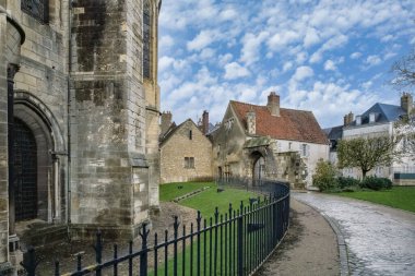 Bourges, Fransa 'da ortaçağ şehri, tarihi merkezde, katedralin yanında eski evler.