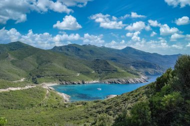 Korsika, başlıktaki deniz manzarası Corse, kayıklı güzel bir dere, şeffaf su, yaz aylarında