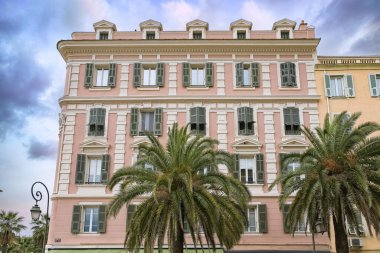 Corse, Ajaccio 'da tarihi merkezde eski renkli evler.