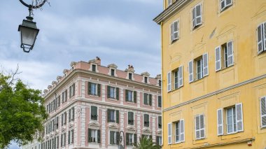 Corse, Ajaccio 'da tarihi merkezde eski renkli evler.