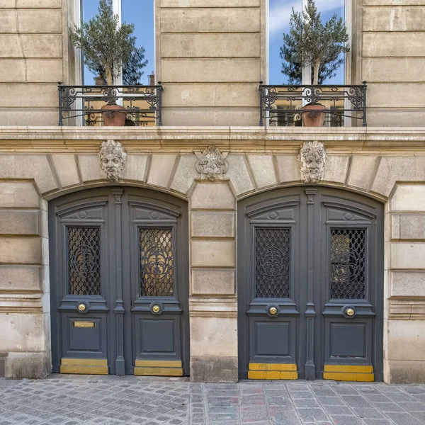 Париж Старая Деревянная Дверь Вырезанной Перемычке Головой Типичное Здание Маре — стоковое фото