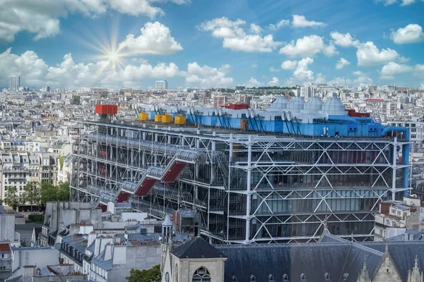 Paris, şehrin havadan görünüşü, Pompidou merkezi, ve arka planda savunma.