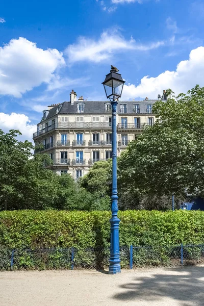 Paryż Zabytkowy Budynek Typowa Fasada Parku Publicznym Latarnią — Zdjęcie stockowe