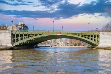 Paris, Sully köprüsünün manzarası ile de la Cite, Seine nehri manzarası