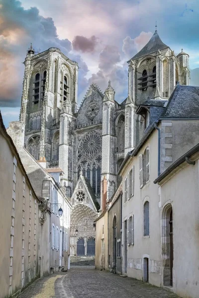 フランスの中世都市ブルージュ 歴史的中心部の古い家 背景に大聖堂 — ストック写真