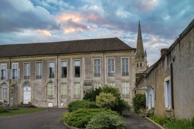 Autun, Burgundy 'de ortaçağ şehri, merkezde güzel evler.