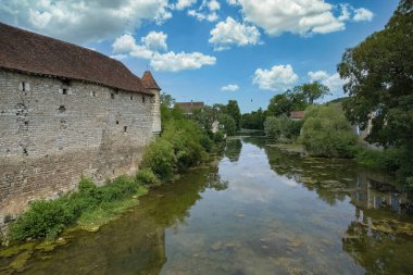 Chablis, Burgundy 'de küçük bir şehir, nehirdeki tipik evler.