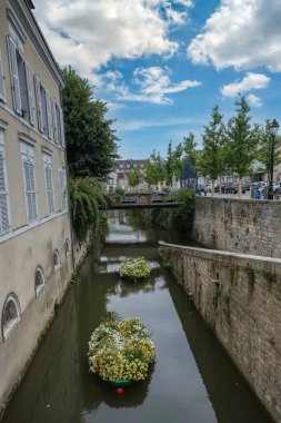 Montargis, Fransa 'da güzel bir şehir, kanalda evler