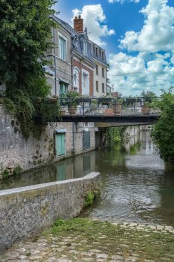 Montargis, Fransa 'da güzel bir şehir, kanalda evler