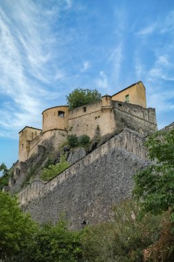 Korsika, Corte 'deki kale, güçlendirilmiş köydeki eski bina.