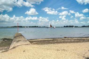 Ile-aux-Moines adasında eski bir yelkenli gemisi, Morbihan körfezinde güzel bir deniz manzarası, Brittany