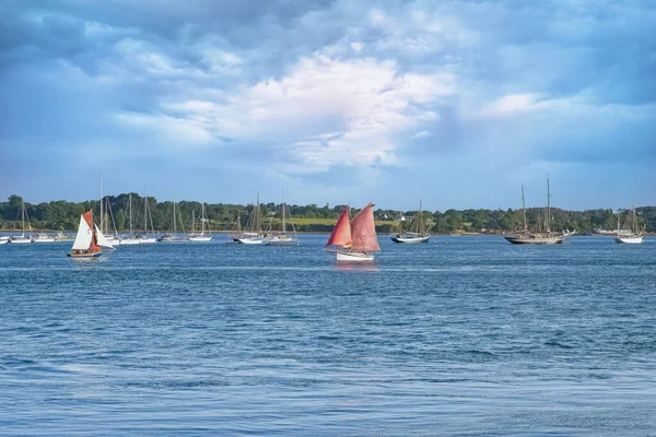 Ile-aux-Moines adasında eski bir yelkenli gemisi, Morbihan körfezinde güzel bir deniz manzarası, Brittany