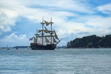 Ile-aux-Moines adasında üç direkli eski bir gemi, Morbihan körfezinde güzel bir deniz manzarası, Brittany