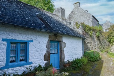 Brittany, Morbihan körfezindeki Ile aux Moines adası, küçük bir sokak ve köydeki güzel evler.