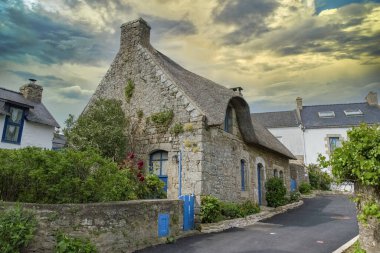 Brittany, Morbihan körfezindeki Ile aux Moines adası, küçük bir sokak ve köydeki güzel evler.