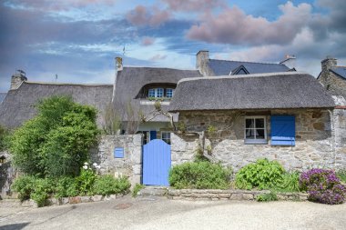 Brittany, Morbihan körfezindeki Ile aux Moines adası, küçük bir sokak ve köydeki güzel evler.