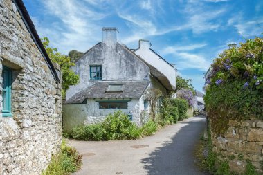 Brittany, Morbihan körfezindeki Ile aux Moines adası, küçük bir sokak ve köydeki güzel evler.