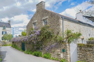 Brittany, Morbihan körfezindeki Ile aux Moines adası, küçük bir sokak ve köydeki güzel evler.