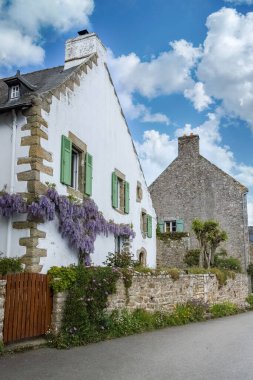 Brittany, Morbihan körfezindeki Ile aux Moines adası, küçük bir sokak ve köydeki güzel evler.