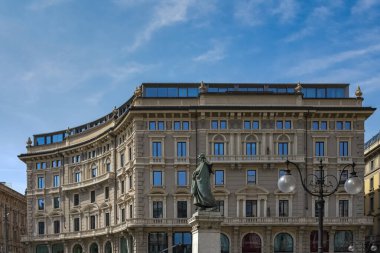 Milan, İtalya 'da, tarihi merkezdeki güzel klasik binalar.
