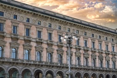 Milan, İtalya 'da, tarihi merkezdeki güzel klasik binalar.