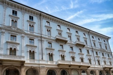 Milan, İtalya 'da, tarihi merkezdeki güzel klasik binalar.