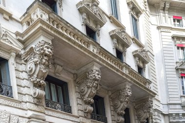 Milan, İtalya 'da, tarihi merkezdeki güzel klasik binalar.